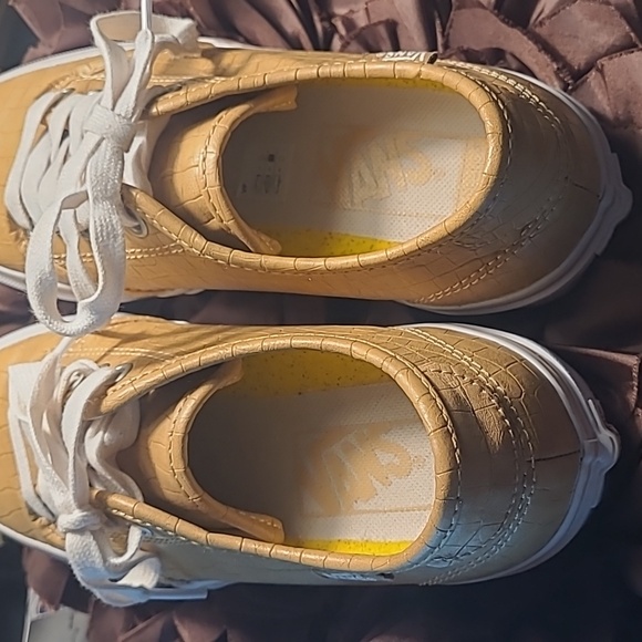 Shoes - Picture 2 of 5